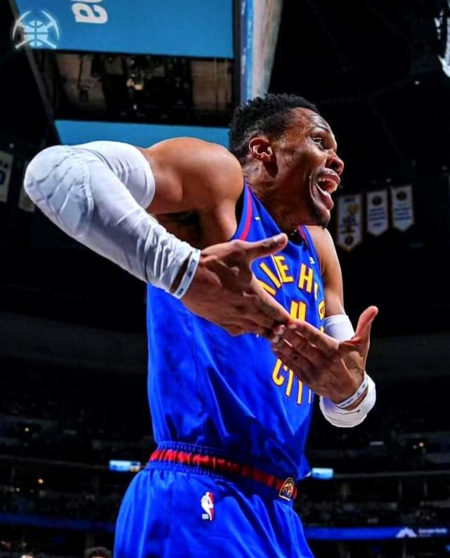 关于雷霆碾压雄鹿B队，哈里斯三分雨点燃全场的信息