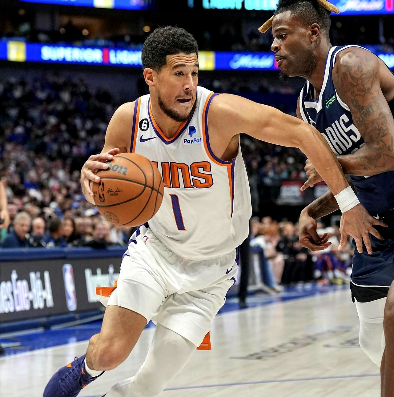 美国男篮轻取马刺，布克绝境逆转