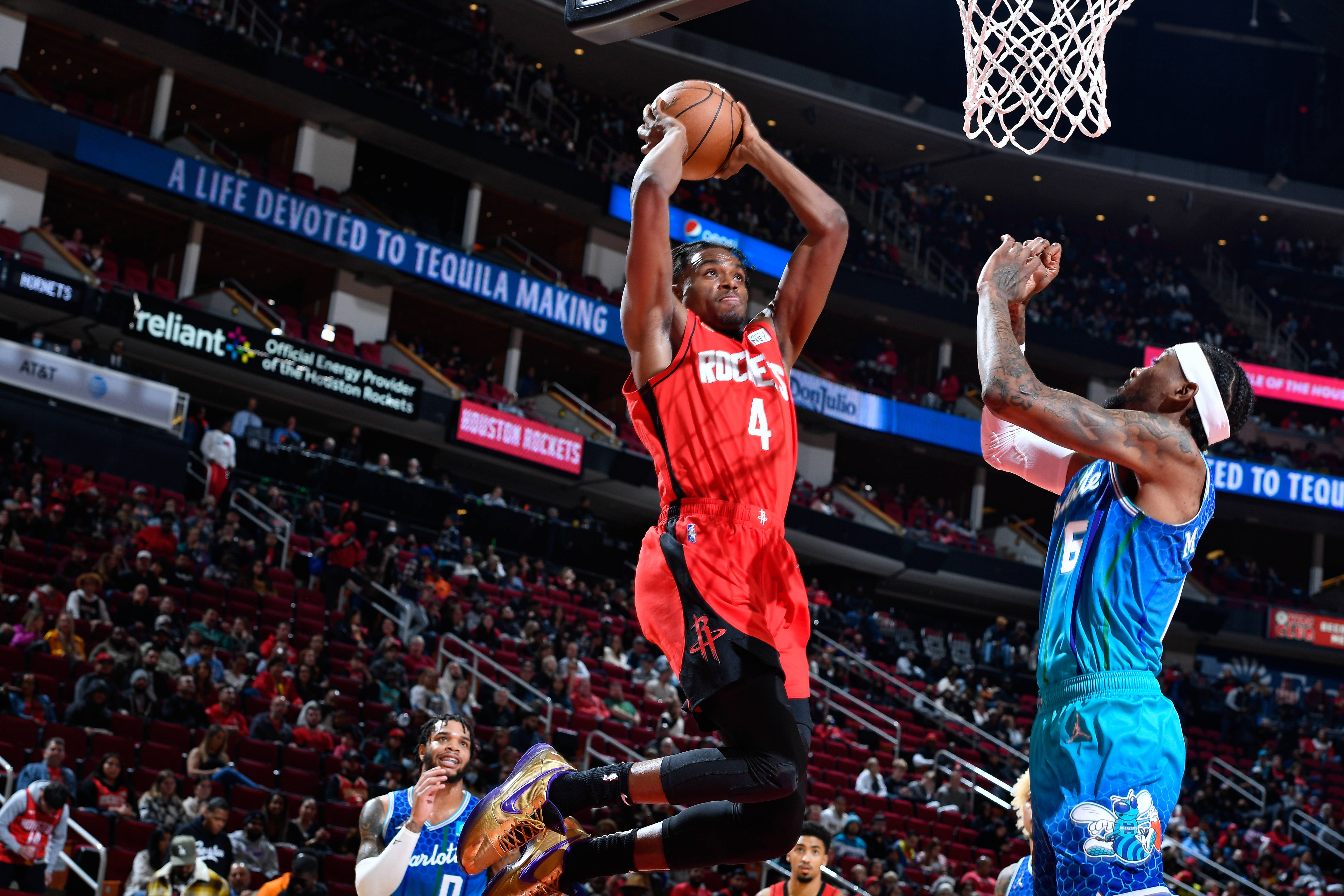 包含法国男篮鏖战黄蜂，费沃斯三分雨点燃全场的词条