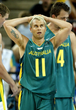 澳大利亚男篮碾压立陶宛男篮，浓眉送出助攻
