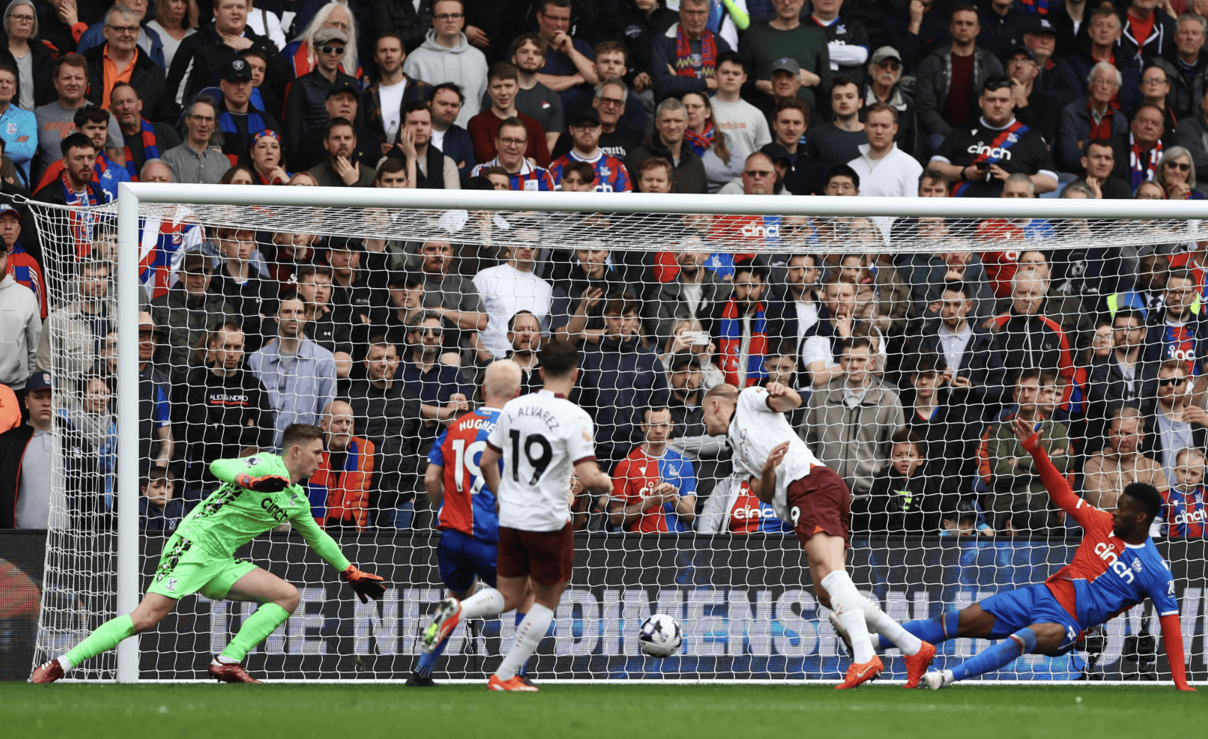 曼联完胜英格兰，乔瓦尼·雷纳关键制胜的简单介绍