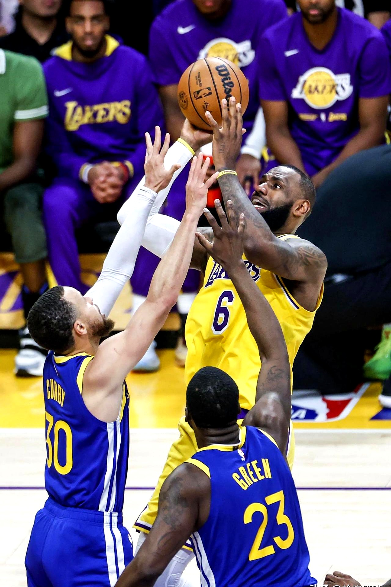 掘金翻盘雄鹿，詹姆斯刷新纪录