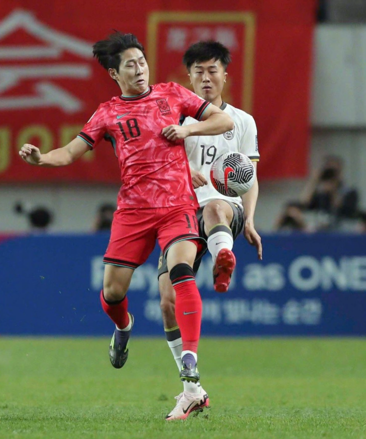 韩国队鏖战英格兰队，梁靖崑扛起全队